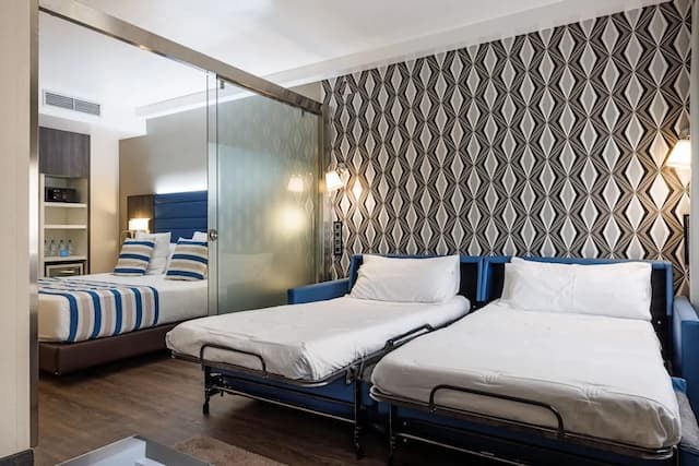 호텔 론다 레셉스-디럭스 쿼드룸-6