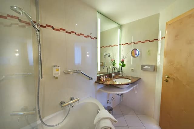 Hotel Torbräu-Twin Room-6