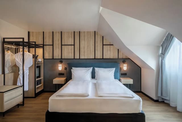 Hotel München City Center affiliated by Meliá-Premium Room with aircondition-3