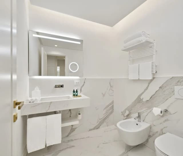 힐튼 큐리오 컬렉션, 드 보나르트 나폴리-주니어 스위트, 킹사이즈침대 1개, 벽난로-3