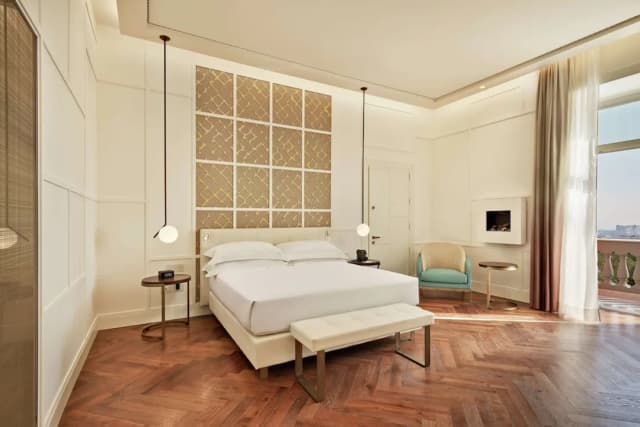 힐튼 큐리오 컬렉션, 드 보나르트 나폴리-주니어 스위트, 킹사이즈침대 1개, 벽난로-2