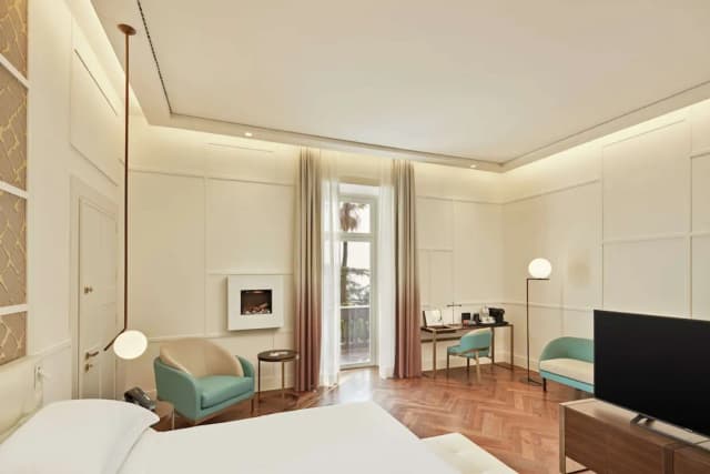 힐튼 큐리오 컬렉션, 드 보나르트 나폴리-주니어 스위트, 킹사이즈침대 1개, 벽난로-1