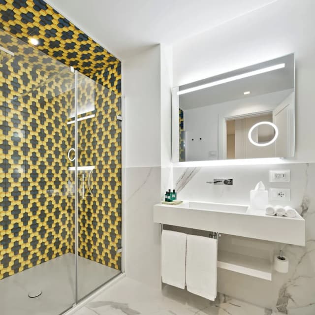 힐튼 큐리오 컬렉션, 드 보나르트 나폴리-주니어 스위트, 킹사이즈침대 1개, 벽난로-4