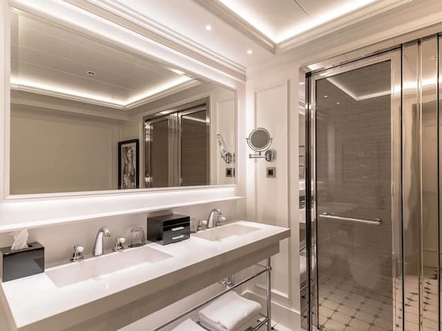 Sofitel Barcelona Skipper-Premium Room, 1 King Bed, Garden View-8