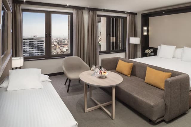 Melia Barcelona Sarrià-The Level Family Room-2
