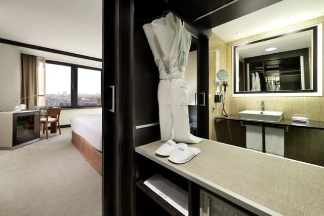 Melia Barcelona Sarrià-Premium Room, City View-3