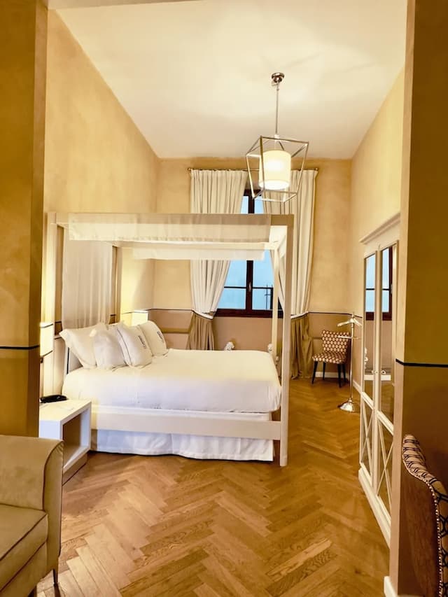 를레 우피치, 테일러 메이드 호텔-디럭스룸-7