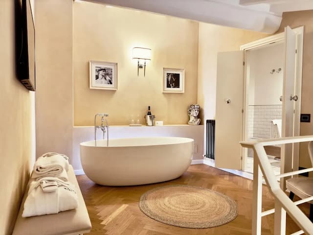 를레 우피치, 테일러 메이드 호텔-주니어 스튜디오 스위트-6