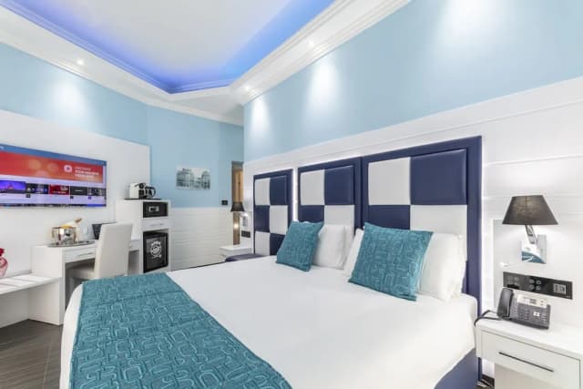 THE ONE Boutique Hotel & SPA Rome-Luxury Triple Room, City View, Corner-5