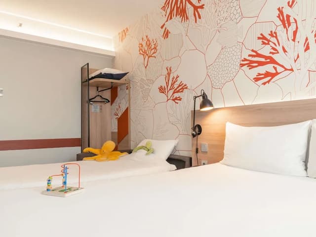 ibis Styles Barcelona City Bogatell-Family Room, 1 Queen Bed with Sofa bed-3