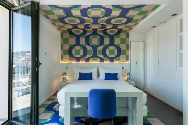 룸 메이트 칼라, 바르셀로나-이그제큐티브룸, 테라스-6