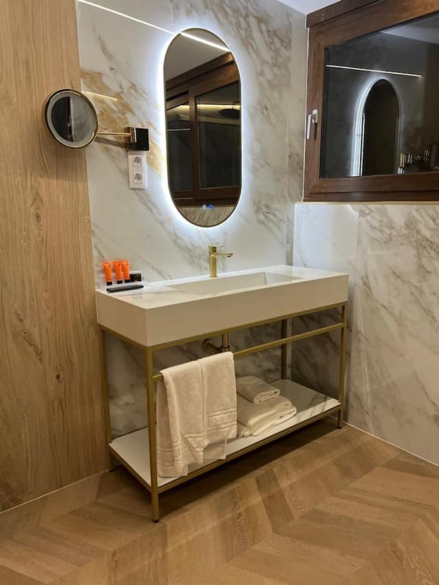 Hotel Suites Feria de Madrid-Triple Room-10
