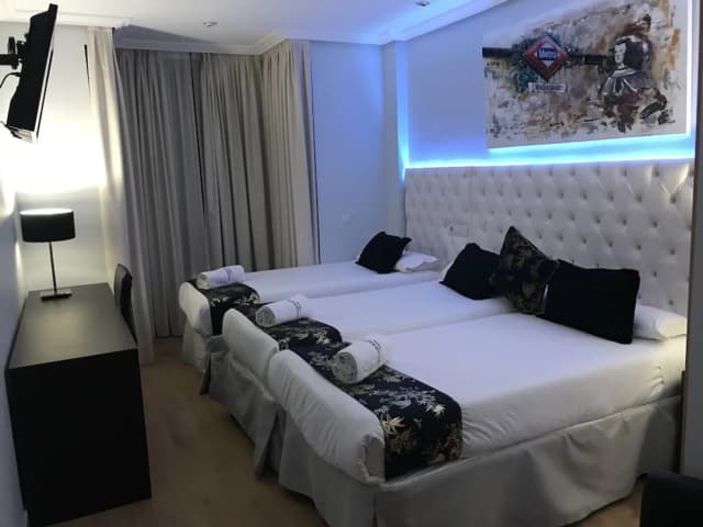 Hotel Suites Feria de Madrid-Triple Room-5