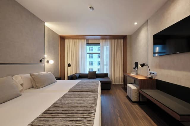 Catalonia Barcelona Plaza-Triple Room (3 adults)-2