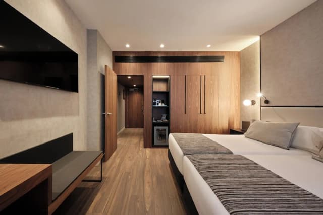 Catalonia Barcelona Plaza-Triple Room (2 adults + 1 children)-3