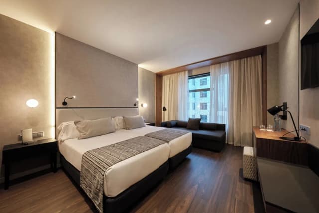 Catalonia Barcelona Plaza-Triple Room (2 adults + 1 children)-1