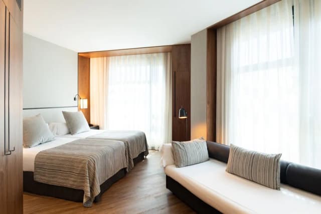 Catalonia Barcelona Plaza-Premium Triple Room (2 adults + 1 children)-2