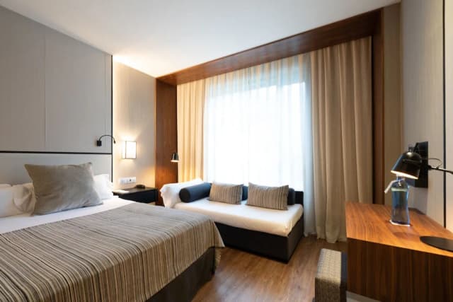 Catalonia Barcelona Plaza-Premium Triple Room (3 adults)-4
