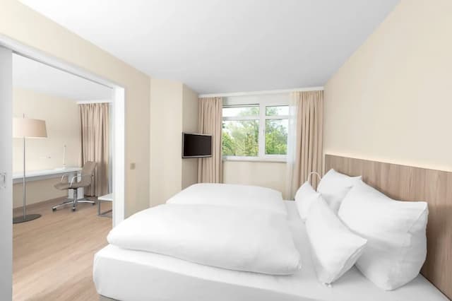 NH Fürth Nürnberg-Suite with View (extra bed 3 adults)-2