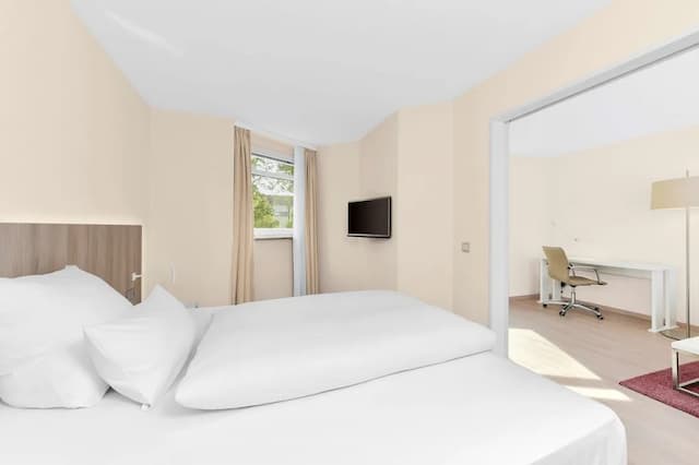 NH Fürth Nürnberg-Suite with View (extra bed 3 adults)-8