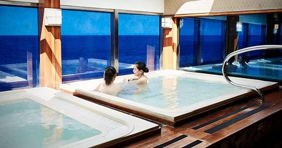 Izumi海上日式浴場 - 海上最大日式湯浴花園 (約818平方公尺 / 248坪)，採用石材和其他天然材料建置，展現日本經典湯浴的寧靜與舒暢氛圍，包含室內、外各式湯池，例如：蒸汽室、桑拿室和享有壯麗海景的熱水池。期望帶來與眾不同的泡湯體驗。