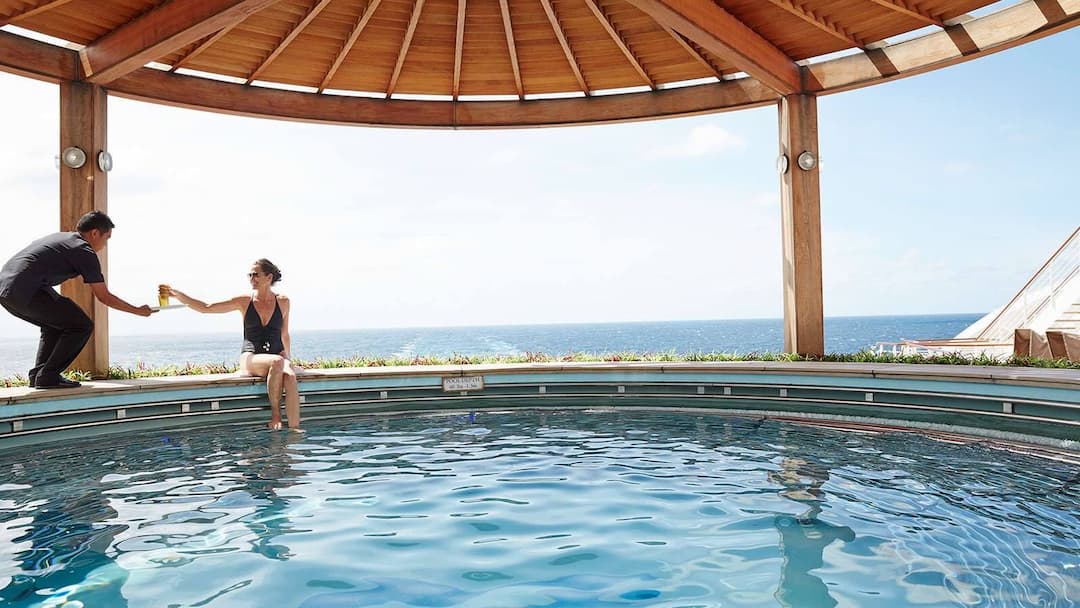 公主遊輪 鑽石公主號 經典日本/亞洲航線 綠洲溫水按摩泳池 - 室外的溫水按摩水療池,聆聽海浪,享受身心的治癒