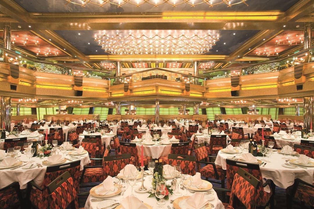 瑟瑞斯餐廳&維斯塔餐廳 - 瑟瑞斯是古羅馬神話中的穀物女神。歌詩達郵輪 莎倫娜號以穀物女神之名,為主餐廳--瑟瑞斯餐廳命名,預示著女神將帶來無盡的豐盛美食。跨越 2 層甲板,可容納 1,125 名乘客同時用餐。採用麥子金黃的色調,頂燈好似風吹麥浪,有「永遠豐收」之意。