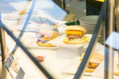 Salty beach 海灘美食街 - 提供令人垂涎的宵夜美食!漢堡包、炸薯條、義式薄餅和甜點~只在晚上營業,想吃宵夜的人有福了~