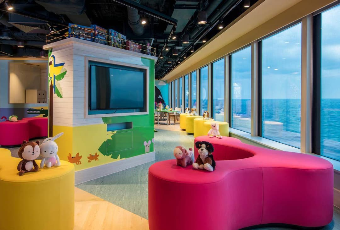 小小夢想家天地 - 為 2 至 12 歲孩童設立的專屬玩樂天地。一系列益智活活動與創意課程，讓孩子樂在其中，父母也可安享海上假期！