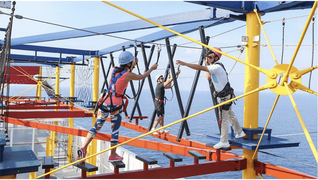 星夢郵輪 雲頂夢號繩索場 - 挑戰長達 35 米的海上滑索,在一望無際的海面上,體驗高空滑行的快感。