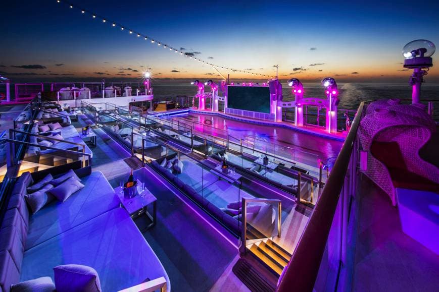 Zouk海灘派對 - 月曜夜未央，參加熱情四溢，水花四濺的泳池派對或隨著Zouk客座DJ的節拍動起來，全場一起舞到天明。