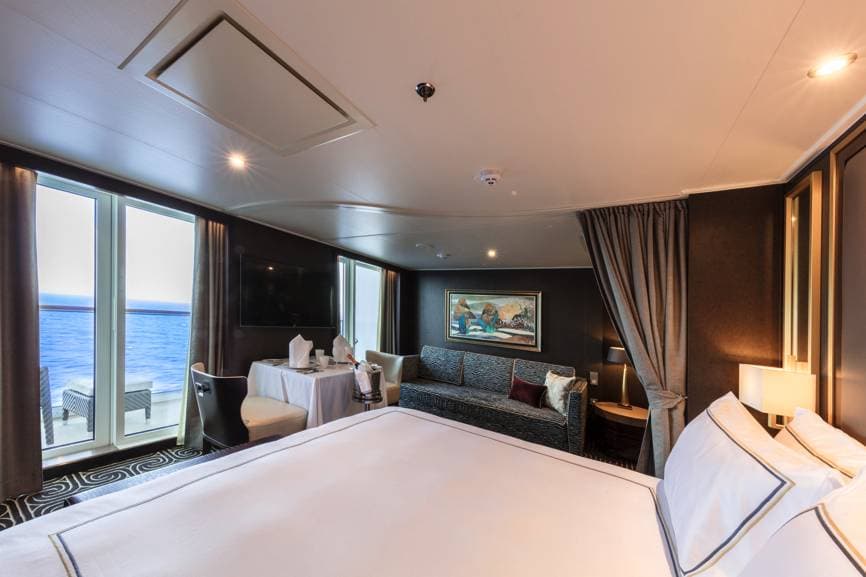 【皇宮套房】 - 約11坪起 專屬露台 獨立衛浴附設浴缸或淋浴(關愛房只設淋浴) 1張雙人床.歐洲進口高級床上用品 24 小時尊尚禮賓服務 此房型有提供無障礙房