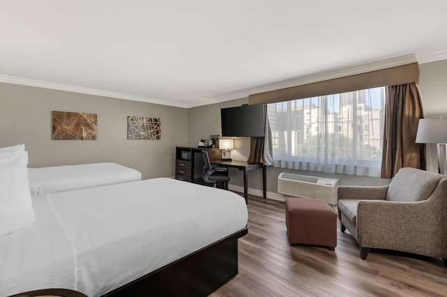 貝斯特韋斯特普拉斯洛杉磯米德頓飯店-標準客房, 2 張加大雙人床, 冰箱和微波爐, 邊間-1