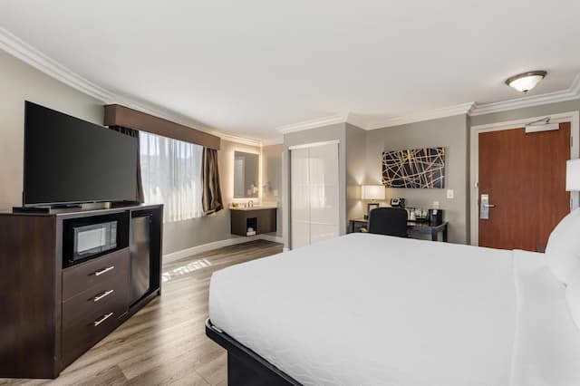 貝斯特韋斯特普拉斯洛杉磯米德頓飯店-標準客房, 1 張特大雙人床, 冰箱和微波爐, 邊間-2