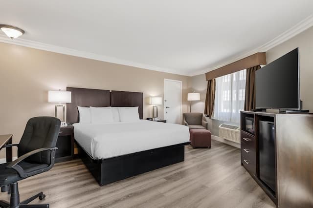 貝斯特韋斯特普拉斯洛杉磯米德頓飯店-標準客房, 1 張特大雙人床, 冰箱和微波爐, 邊間-1