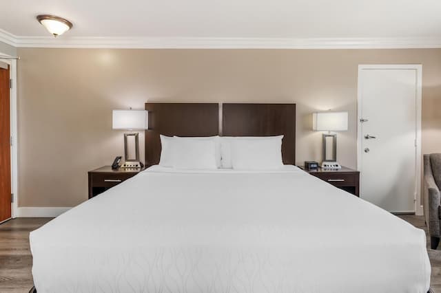 貝斯特韋斯特普拉斯洛杉磯米德頓飯店-標準客房, 1 張特大雙人床, 冰箱和微波爐, 邊間-3