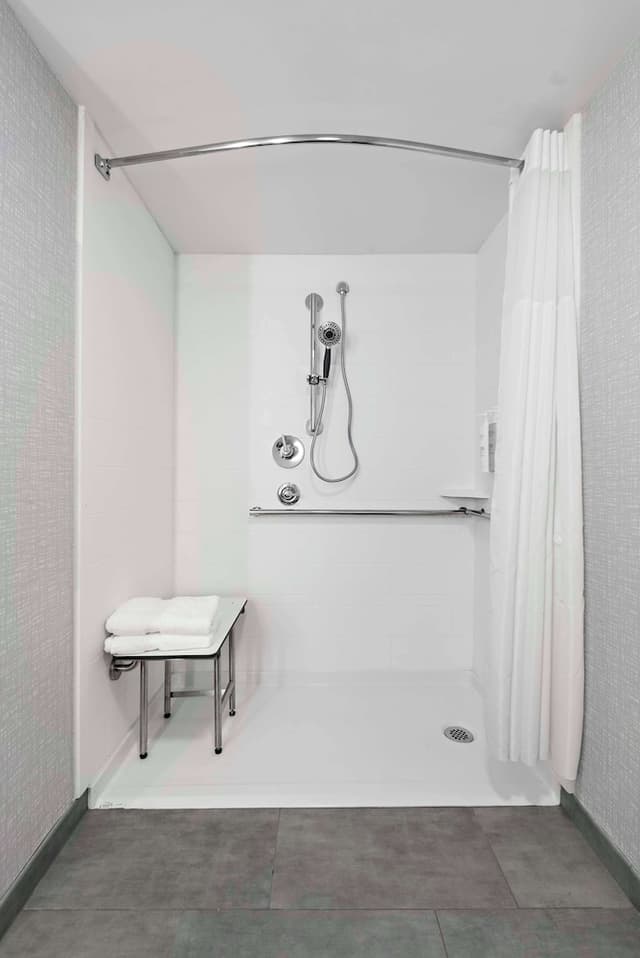 加利福尼亞洛杉磯機場歡朋飯店-客房, 1 張特大雙人床 (Hearing)-1