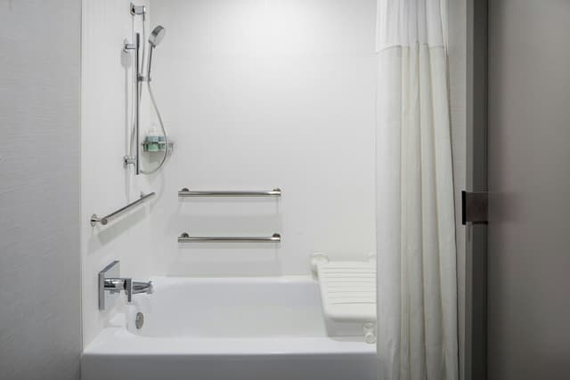 芝加哥市中心河北萬怡酒店-客房, 1 張特大雙人床及 1 張梳化床 (Mobility Accessible, Tub)-7