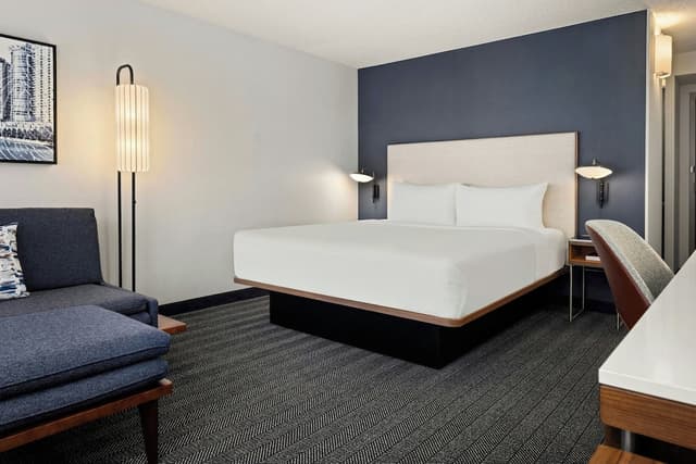 芝加哥市中心河北萬怡酒店-客房, 1 張特大雙人床及 1 張梳化床 (Mobility Accessible, Tub)-4