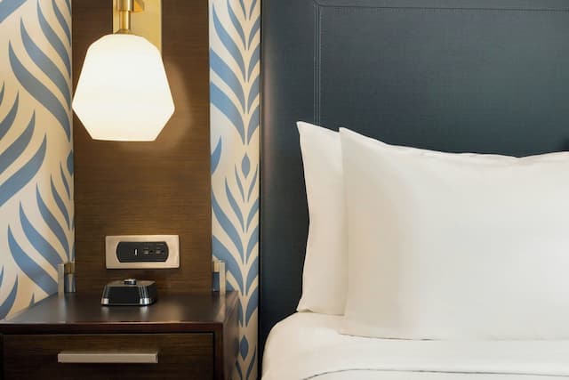 コートヤード・サンフランシスコ・ユニオンスクエア-ルーム キングベッド 1 台 (Mobility/Hearing Access, Roll-in Shwr)-5