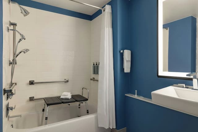 コートヤード・サンフランシスコ・ユニオンスクエア-ルーム キングベッド 1 台 (Mobility/Hearing Access, Roll-in Shwr)-8