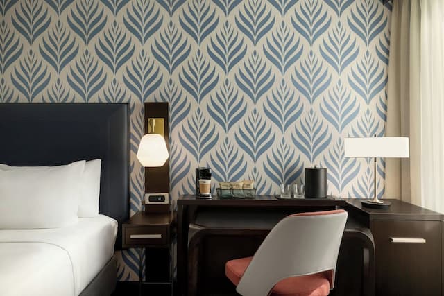 コートヤード・サンフランシスコ・ユニオンスクエア-ルーム キングベッド 1 台 (Mobility/Hearing Access, Roll-in Shwr)-2