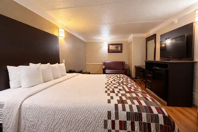 Red Roof Inn & Suites Houston - Hobby Airport-Superior Room, 1 King Bed, Accessible, Smoking-4