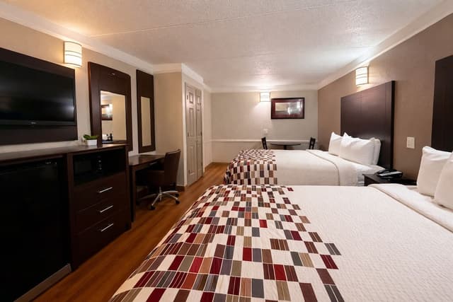 Red Roof Inn & Suites Houston - Hobby Airport-Superior Room, 2 Queen Beds, Non Smoking-9