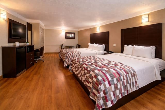 Red Roof Inn & Suites Houston - Hobby Airport-Superior Room, 2 Queen Beds, Non Smoking-7