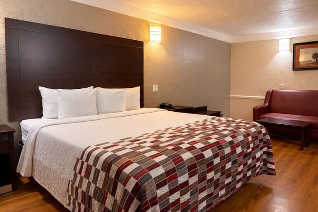 Red Roof Inn & Suites Houston - Hobby Airport-Superior Room, 1 King Bed, Accessible, Smoking-5