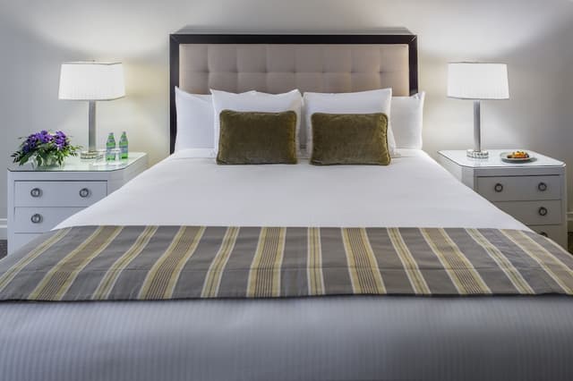 Warwick New York-尊贵客房, 1 张特大床, 城市景观-2