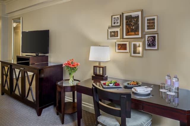 Warwick New York-尊贵客房, 1 张特大床, 城市景观-4