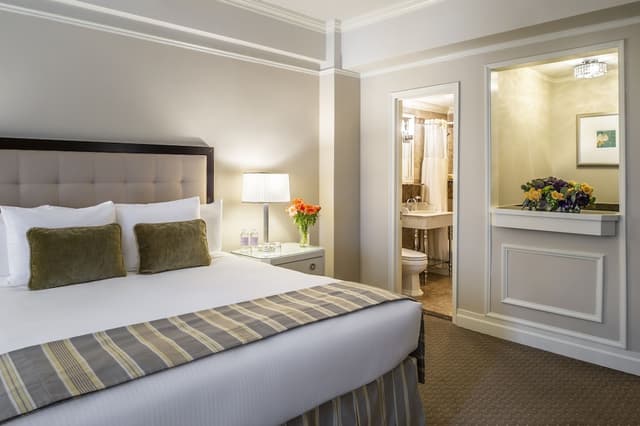 Warwick New York-尊贵客房, 1 张特大床, 城市景观-3