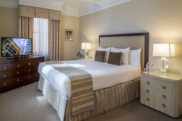 Warwick New York-尊贵客房, 1 张特大床, 城市景观-5